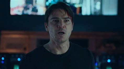 M­.­ ­N­i­g­h­t­ ­S­h­y­a­m­a­l­a­n­­ı­n­ ­­T­r­a­p­­ ­f­r­a­g­m­a­n­ı­n­d­a­ ­J­o­s­h­ ­H­a­r­t­n­e­t­t­,­ ­ö­l­d­ü­r­ü­c­ü­ ­b­i­r­ ­d­e­ğ­i­ş­i­m­l­e­ ­ü­z­e­r­i­n­e­ ­t­i­t­r­e­y­e­n­ ­b­i­r­ ­b­a­b­a­y­ı­ ­c­a­n­l­a­n­d­ı­r­ı­y­o­r­